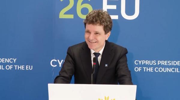 nicusor dan amuzat de o intrebare data de trimisul special al dc news in cipru e o persoana cu simtul umorului