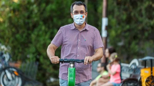 voiculescu acuzat de ipocrizie dupa ce n a miscat o virgula la sanatate rogobete e poza reala cu spitalul sa l viziteze cu masina electrica