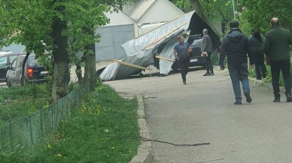 vantul puternic deja face prapad dar si victime in tara copaci cazuti acoperisuri smulse si persoane ranite foto