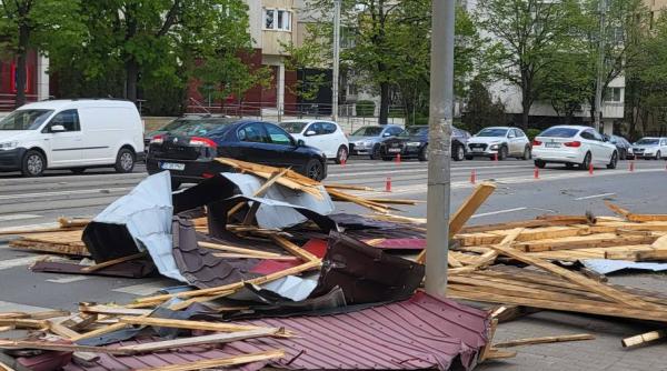 vantul puternic deja face prapad dar si victime in tara copaci cazuti acoperisuri smulse si persoane ranite foto