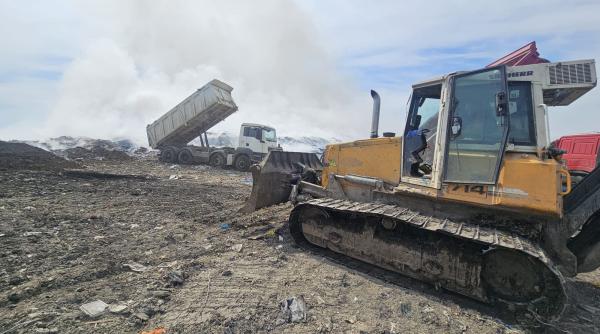 incendiul de la groapa de gunoi din tutora ramane activ pompierii continua sa intervina