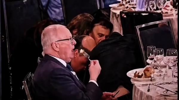 printre focurile de arma de la casa alba acest barbat isi manca linistit salata momentul viral care a uimit internetul video