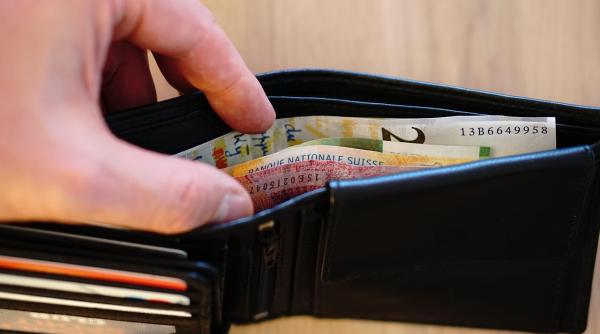 Cursul leu - euro a sărit la maxime istorice din cauza crizei politice. Dan Suciu (BNR) arată ce urmează