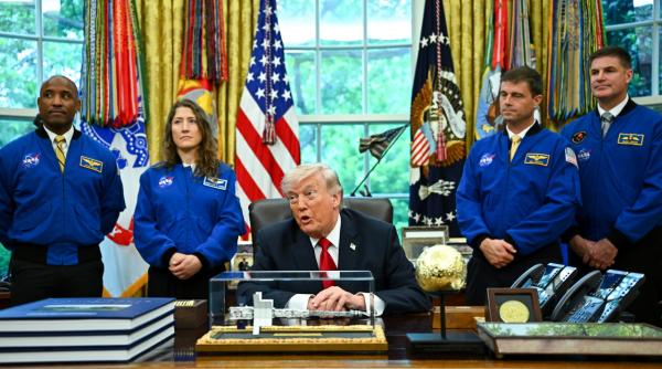 echipajul artemis ii primit la casa alba ce le a spus trump astronautilor artemis ii in biroul oval