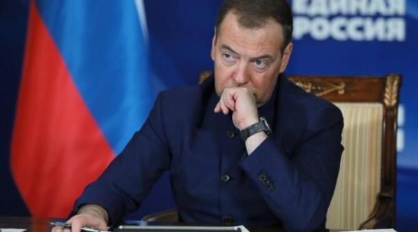medvedev ii numeste prosti pe cei care nu cred in razboiul nuclear si cere pregatiri pentru apocalipsa