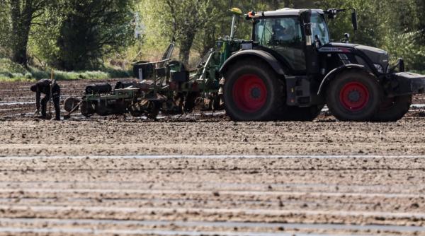 barbat de 70 de ani prins sub un tractor intr o localitate din cluj