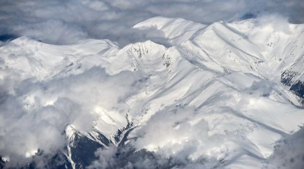 avalansa pe valea costilei cel putin o persoana prinsa sub zapada