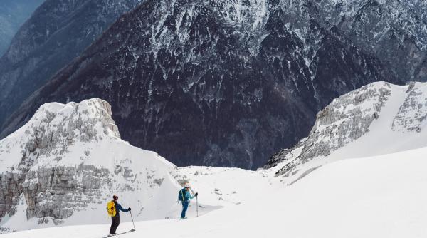 Dosar penal după ce un schior a murit într-o avalanşă produsă pe Valea Coştilei