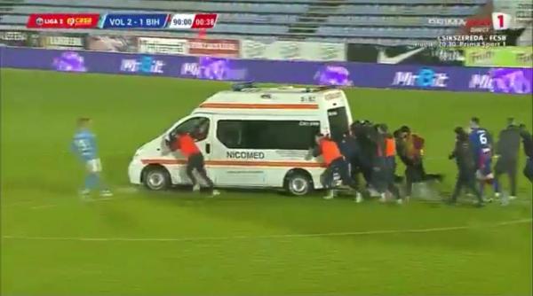 moment ajuns viral ambulanta impinsa de fotbalisti pe teren intr un meci din liga 2 suprarealist