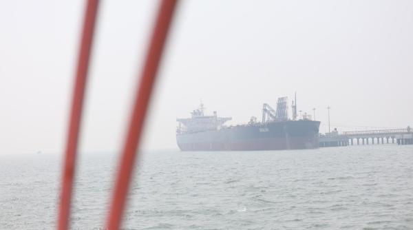 incident in stramtoarea ormuz in largul emiratelor petrolier lovit de proiectile necunoscute