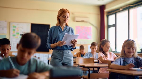 criza profesorilor de exceptie din romania prof papadima se descurca exceptional fara programe fara manuale sunt foarte putini n ai de unde sa scoti video