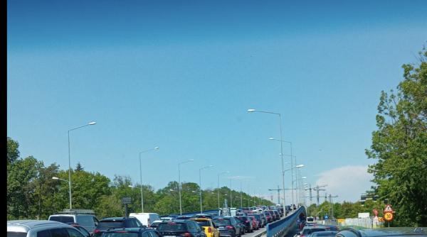 arde o masina pe dn1 directia bucuresti otopeni tot traficul s a oprit s au format deja coloane de masini pana la ikea