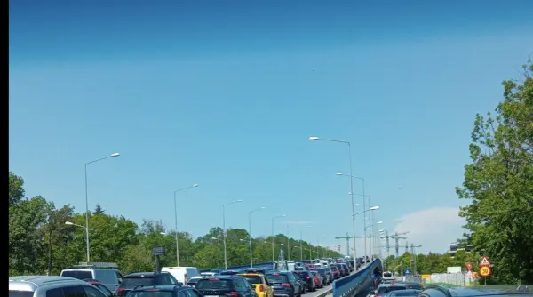 arde o masina pe dn1 directia bucuresti otopeni tot traficul s a oprit s au format deja coloane de masini pana la ikea