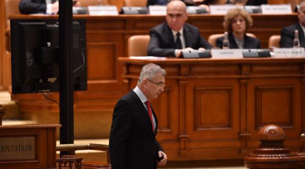 aur nu merge la consultarile oficiale de la cotroceni daca nu e invitat si informal ce sa facem sa i aplaudam mersul pe covorul rosu