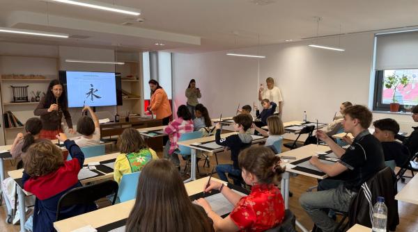 Arta caligrafiei, experiență specială pentru elevii Academia Da Vinci