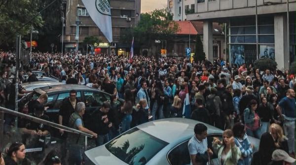 o masina a intrat in multime la un protest antiguvernamental din belgrad