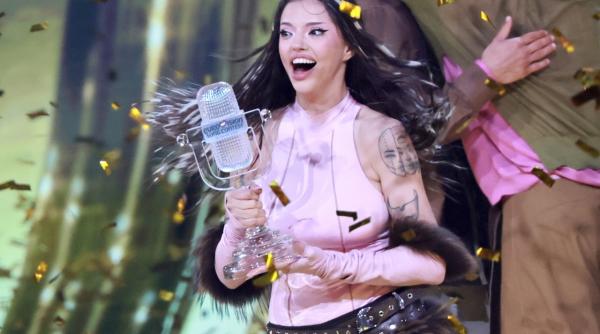 bulgarii in extaz dupa victoria dariei la eurovision cu piesa bangaranga cum au primit o pe aeroportul din sofia video