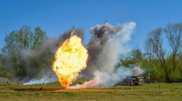 explozie urmata de incendiu la o unitate militara din botosani trei persoane ranite grav