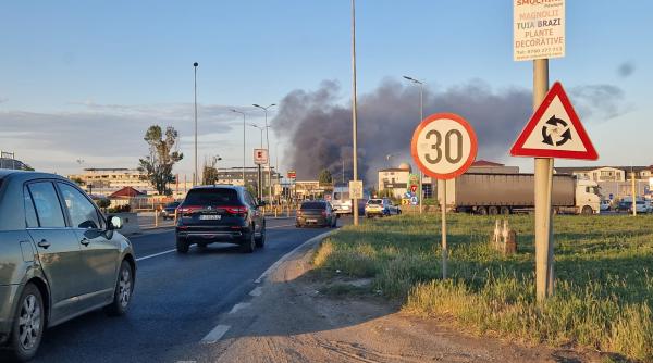incendiu la un depozit din bragadiru sunt degajari mari de fum