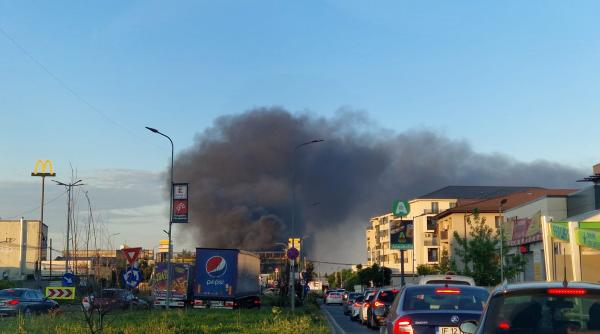 incendiu la un depozit din bragadiru sunt degajari mari de fum