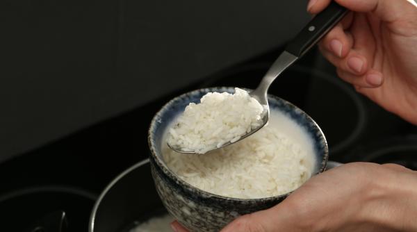 secretul unui orez alb perfect dezvaluit de un celebru chef 600 ml de apa 5 g de sare si 19 minute