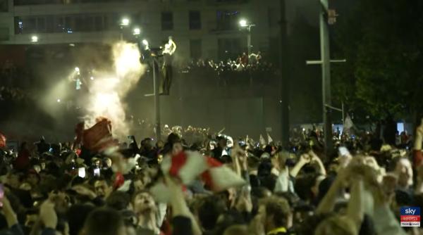 nebunie pe strazile din londra arsenal a castigat titlul in premier league dupa 22 de ani in urma pasului gresit facut de manchester city la bournemouth video
