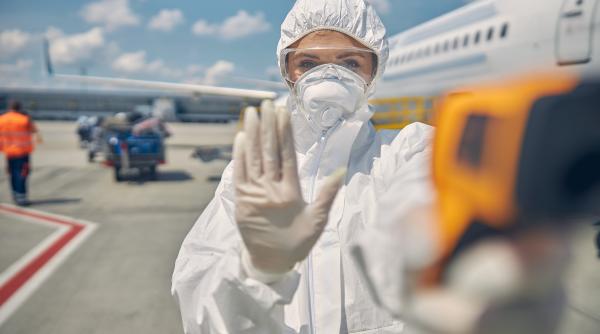 De la controale în aeroporturi până la suspendarea zborurilor: Cum ar trebui să răspundă Europa la noul focar de Ebola?