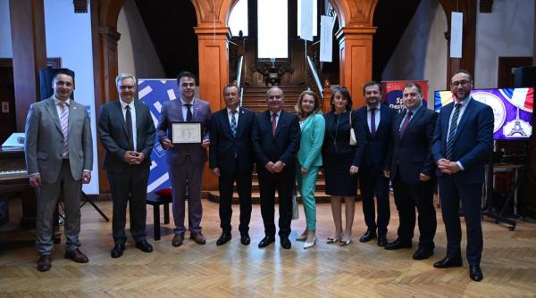 prof univ dr dorel paraschiv de la ase bucuresti decorat cu ordinul palmelor academice