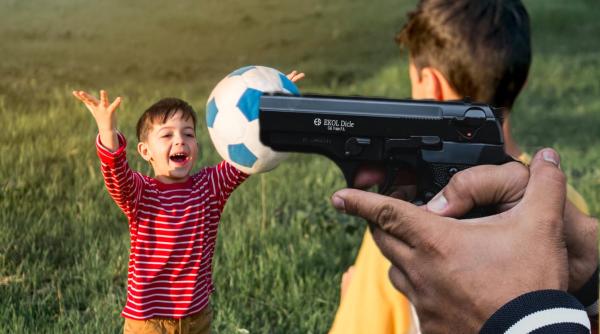 deranjat de doi copii care se jucau cu mingea un barbat a tras in parintii lor cu un pistol cu bile