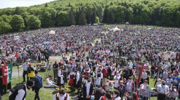 aproape 300 000 de credinciosi asteptati la procesiunea de rusaliile catolice de la sumuleu ciuc