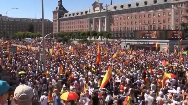 protest masiv in madrid impotriva guvernului sanchez confruntari langa resedinta premierului video