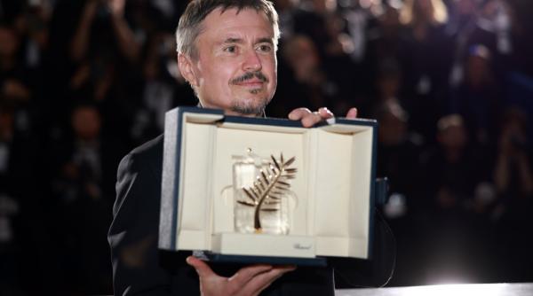 ce a facut cristian mungiu cu trofeul palme d or dupa ce a bifat a doua reusita la cannes foto