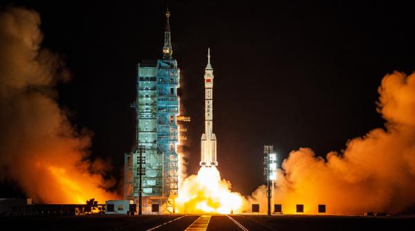 misiune istorica lansata de china un astronaut va petrece pentru prima data un an intreg in spatiu