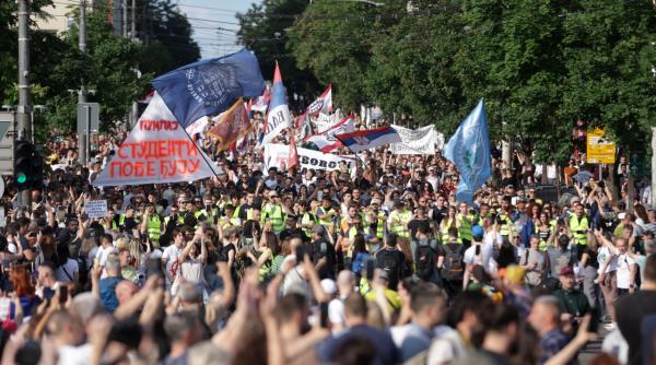 peste 180 000 de oameni au iesit in strada la belgrad cerand alegeri anticipate
