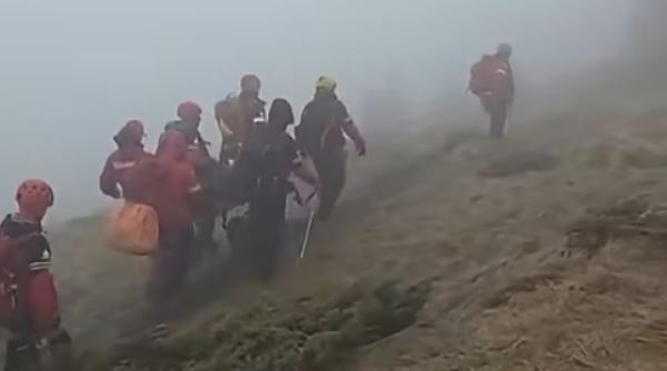 probleme la concursul de alergare montana din bucegi salvamontistii au improvizat balustrade din sforile pe care le folosesc la interventii