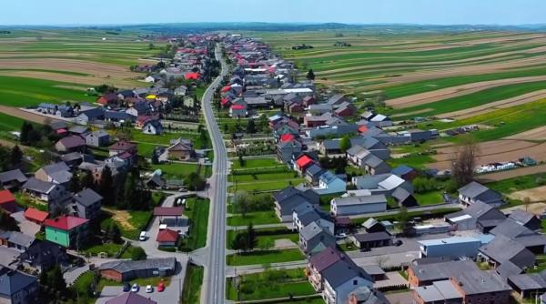 satul care a uimit internetul toti cei peste 5 000 de locuitori traiesc pe o singura strada