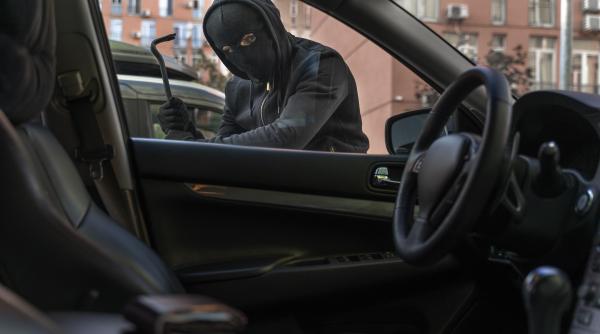 A intrat într-o casă din Brașov și a furat un telefon, un laptop și cheile mașinii. Tânărul, prins după o urmărire în trafic, la Sinaia