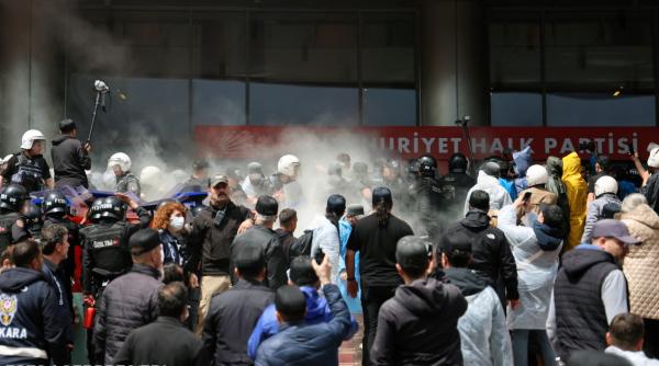 mii de protestatari ai opozitiei din turcia respinsi de politie cu tunuri cu apa video