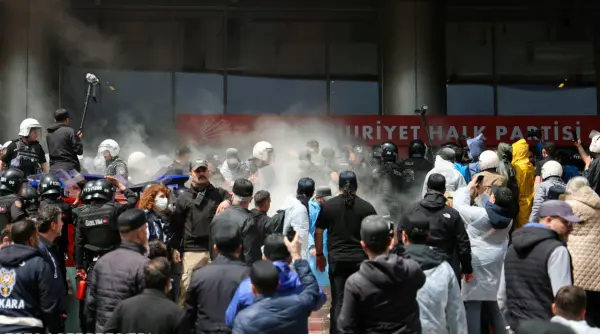 mii de protestatari ai opozitiei din turcia respinsi de politie cu tunuri cu apa video
