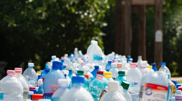 video record spectaculos la reciclare a umplut automatul cu 7 851 de ambalaje timp de 8 ore si a primit un voucher urias