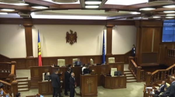 primarul chisinaului a fost scos cu forta din parlamentul republicii moldova de ofiterii spps video