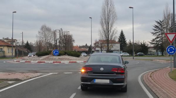 singura situatie cand trebuie sa semnalizezi stanga in sensul giratoriu paradoxul din codul rutier cu astfel de intersectii