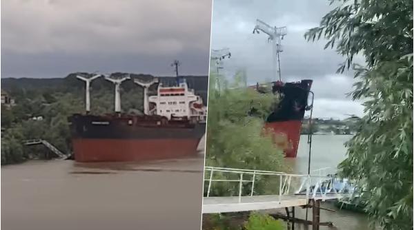 accident naval la tulcea o nava scapata de sub control a lovit pontonul cursele de pasageri suspendate foto video