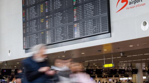 blocaj total pe aeroportul din bruxelles o greva a controlorilor de trafic paralizeaza zborurile