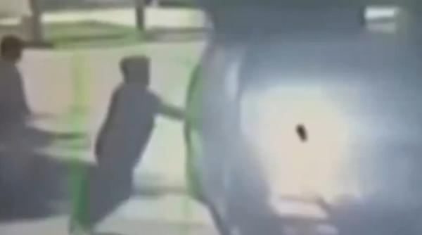 caz cutremurator in italia muncitori blocati si incendiati intr o masina dintr o benzinarie video