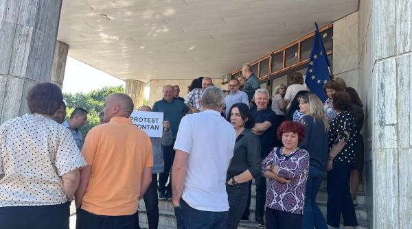 legea salarizarii scoate oamenii in strada nou protest al angajatilor din finante in teleorman