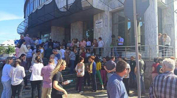 legea salarizarii scoate oamenii in strada nou protest al angajatilor din finante in teleorman