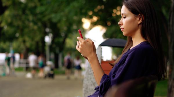 raport alarmant oamenii intra pe telefon pentru un lucru si ajung sa deruleze fara scop o treime din timpul pe device uri este petrecut fara intentie