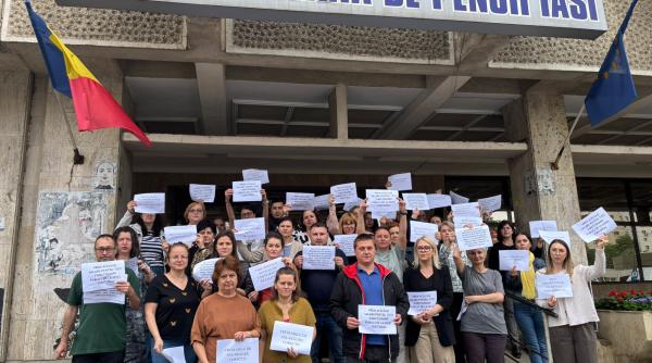 proteste spontane la casele de pensii angajatii ies in strada nemultumiti de noua lege a salarizarii care le taie veniturile galerie foto