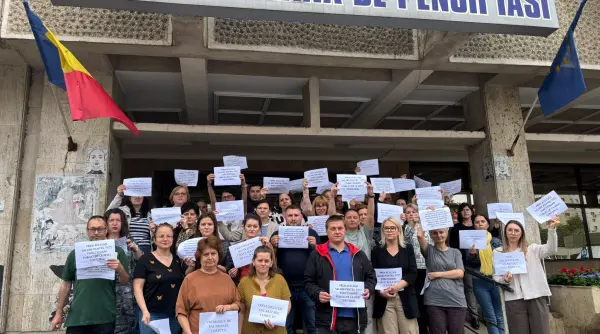 proteste spontane la casele de pensii angajatii ies in strada nemultumiti de noua lege a salarizarii care le taie veniturile galerie foto